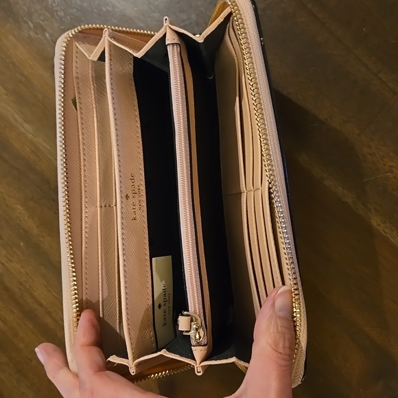 New Kate Spade wallet.   Barelyther Connors Lane Lacey. - Picture 3 of 5